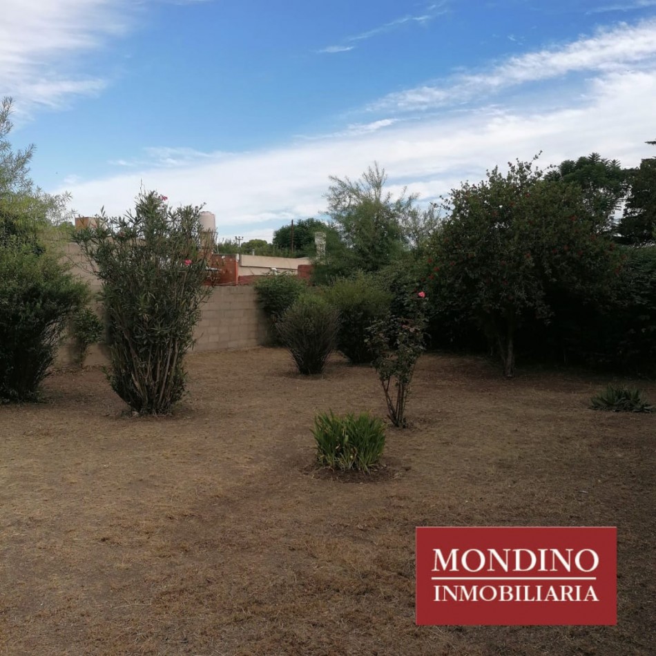 VENDO CASA DOS DORMITORIOS - MONTE MAIZ - BUEN ESTADO GRAL.-