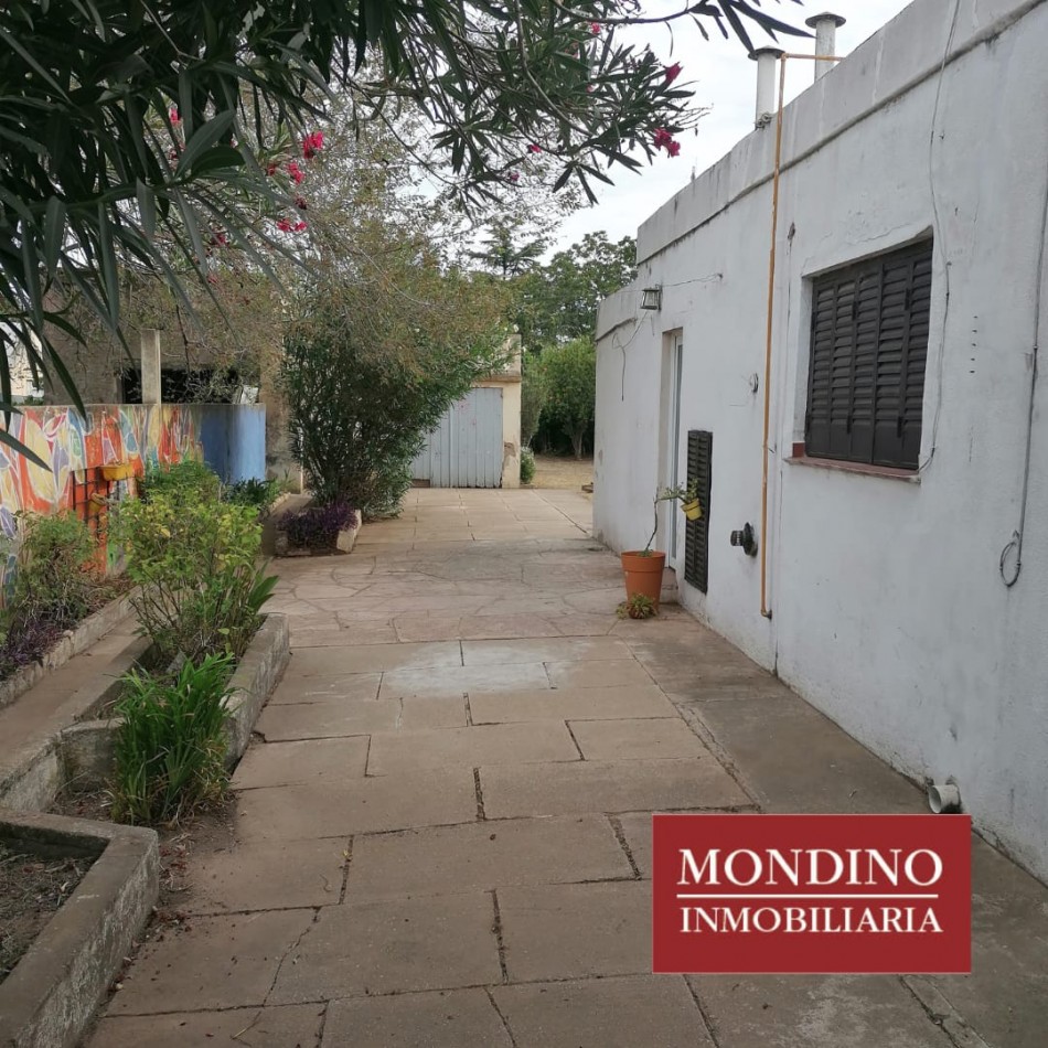 VENDO CASA DOS DORMITORIOS - MONTE MAIZ - BUEN ESTADO GRAL.-