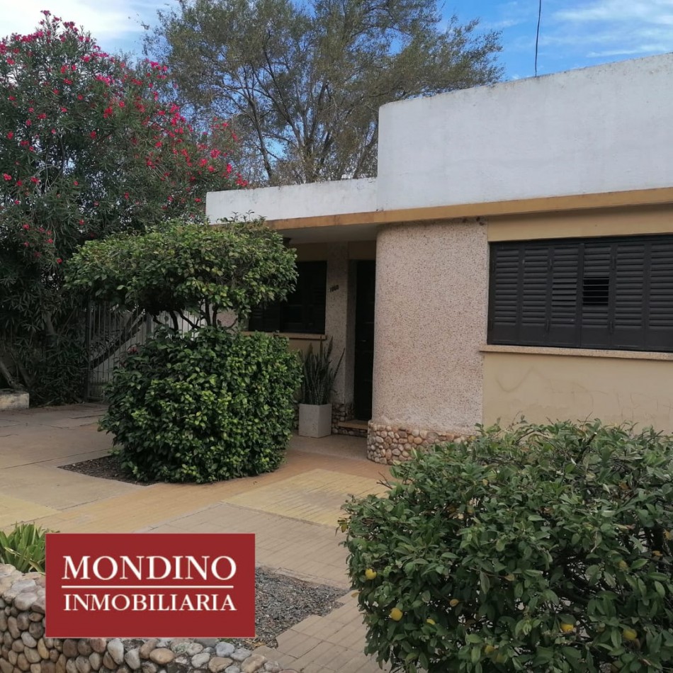 VENDO CASA DOS DORMITORIOS - MONTE MAIZ - BUEN ESTADO GRAL.-