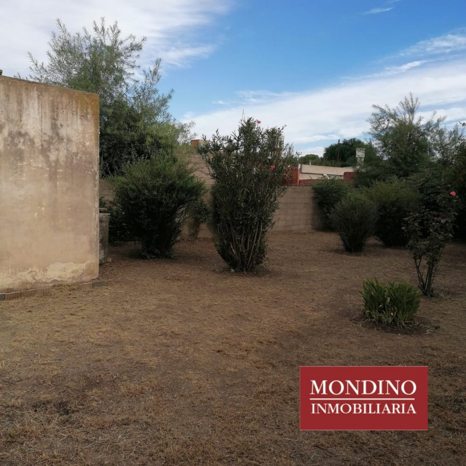 VENDO CASA DOS DORMITORIOS - MONTE MAIZ - BUEN ESTADO GRAL.-