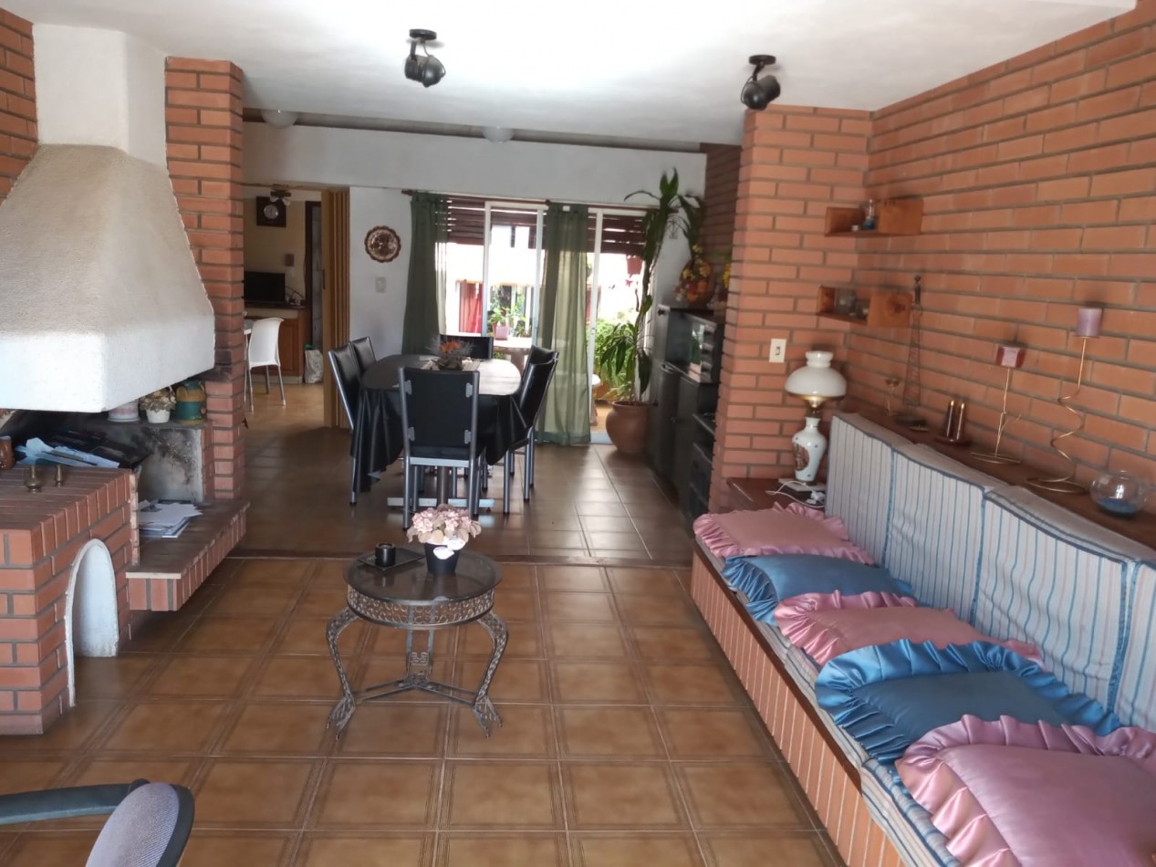 VENDO CASA TRES DORMITORIOS - CENTRO MONTE MAIZ.-