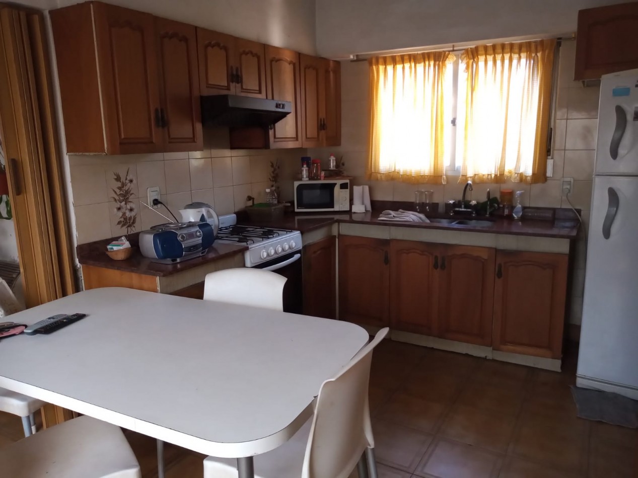 VENDO CASA TRES DORMITORIOS - CENTRO MONTE MAIZ.-