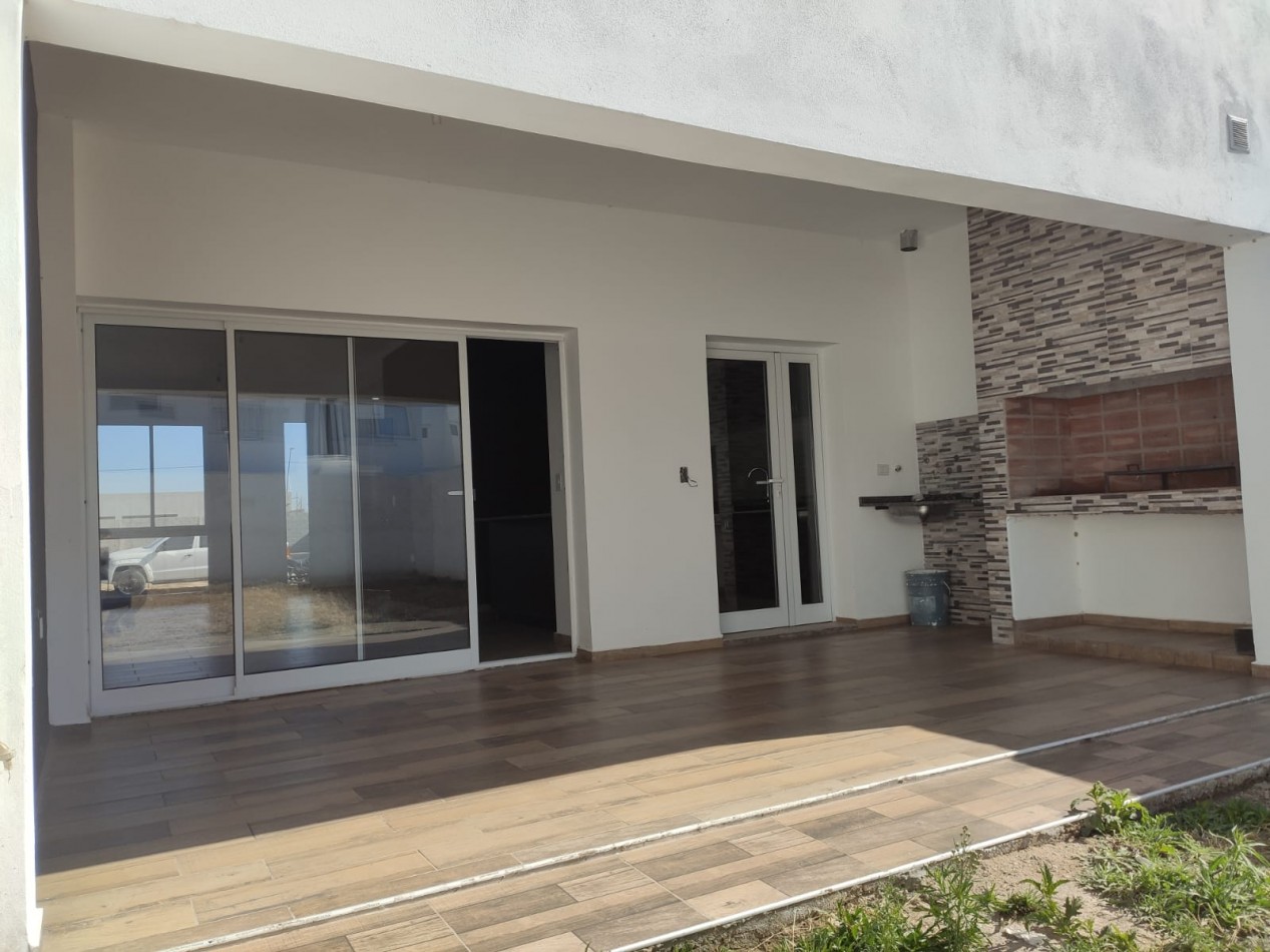 SOLARES DE MANANTIALES - IMPECABLE DUPLEX DE 3 DORM. A ESTRENAR