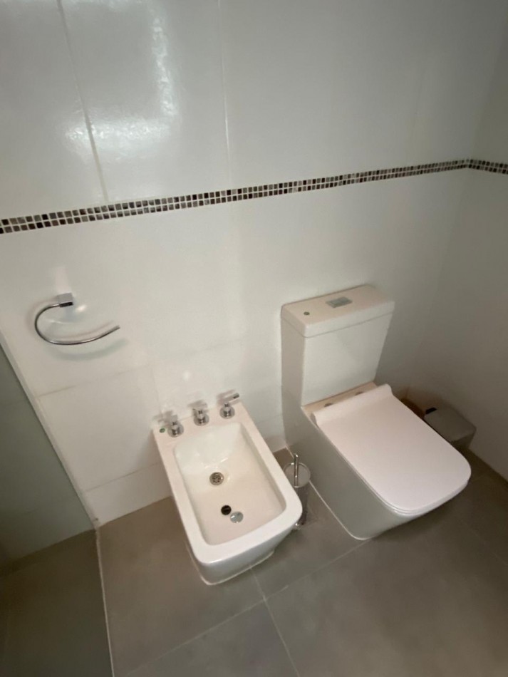 VENDO CASA A ESTRENAR - W. ESCALANTE - CENTRO