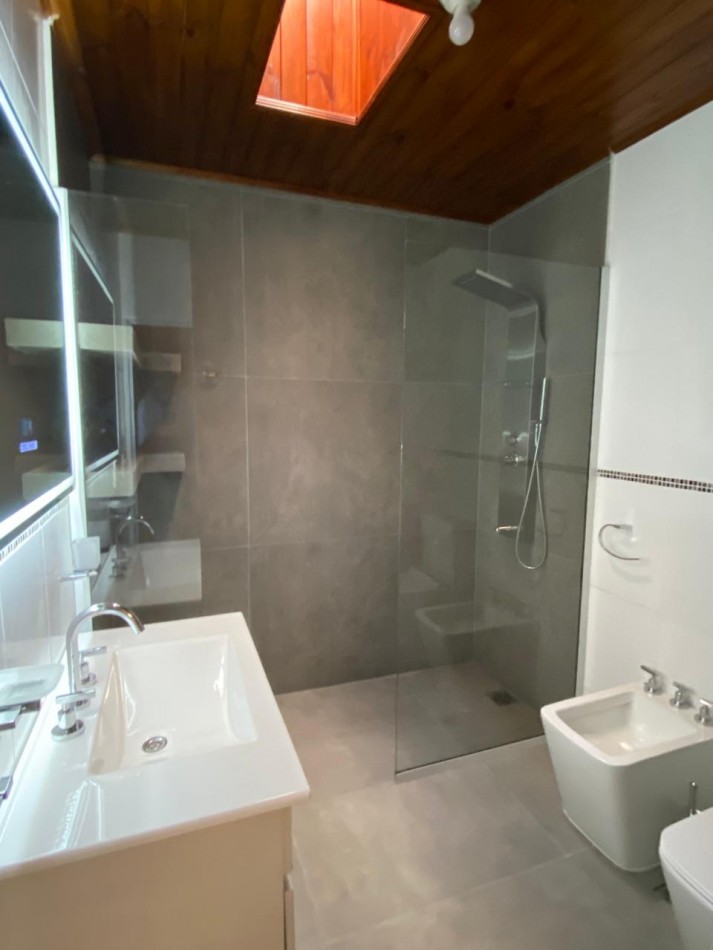 VENDO CASA A ESTRENAR - W. ESCALANTE - CENTRO
