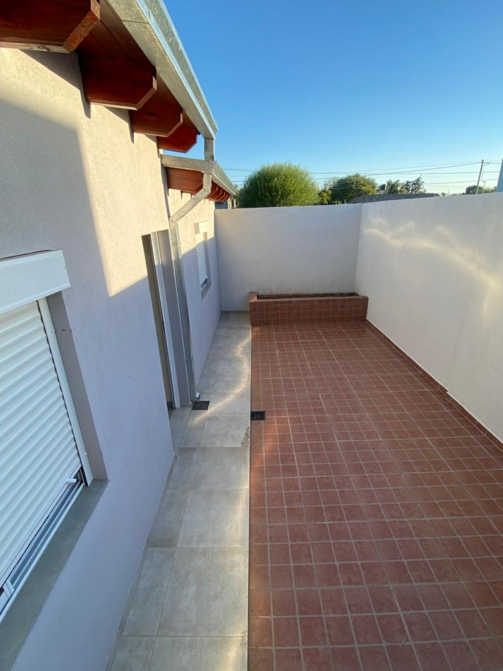 VENDO CASA A ESTRENAR - W. ESCALANTE - CENTRO
