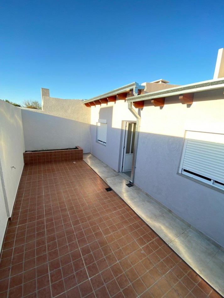 VENDO CASA A ESTRENAR - W. ESCALANTE - CENTRO