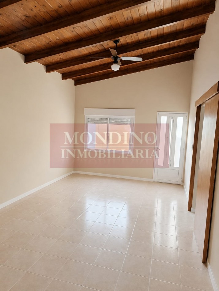 ALQUILO MONTE MAIZ - CASA DOS DORMITORIOS - COCHERA - PATIO - ASADOR.-