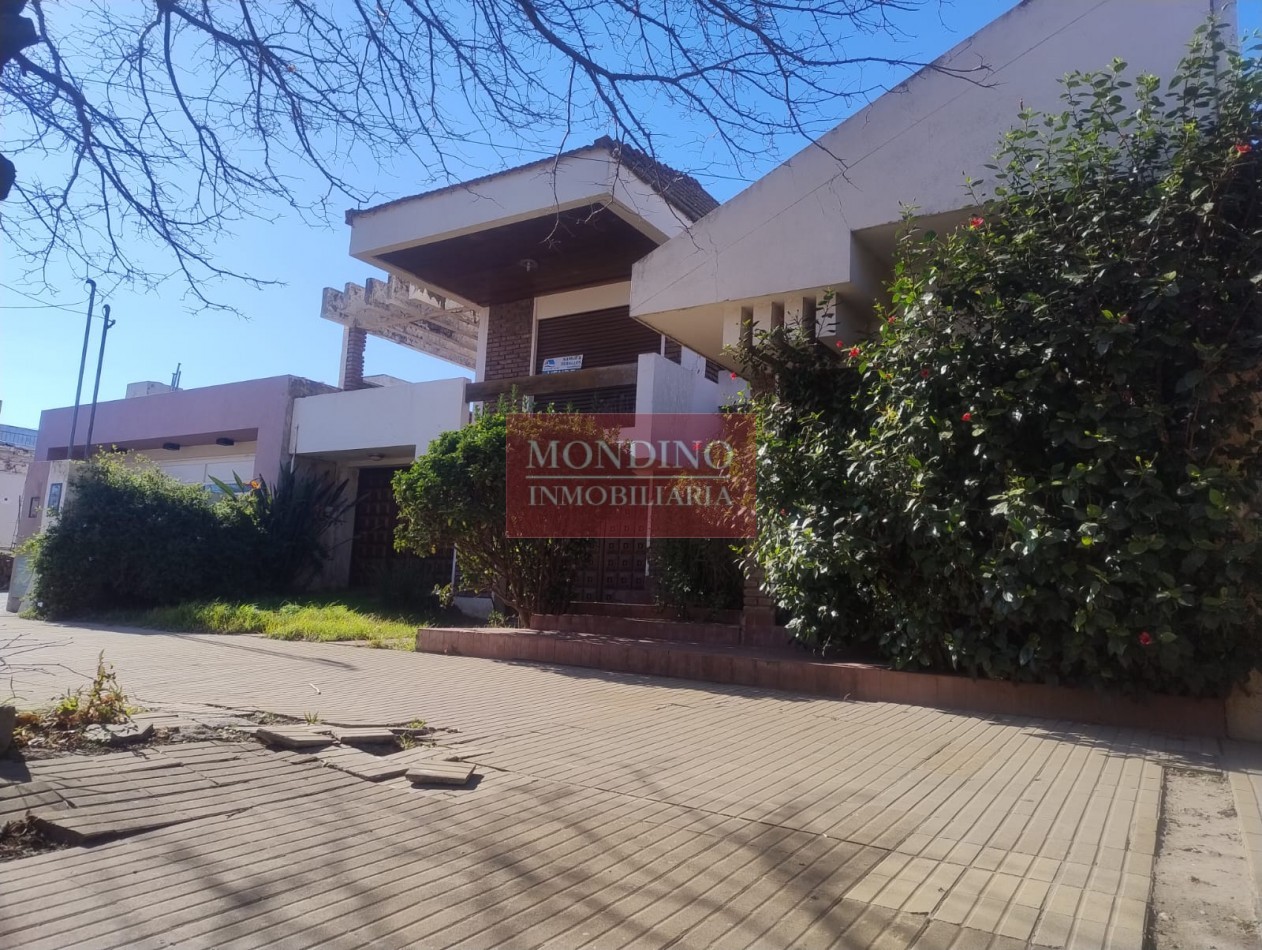 VENTA CASA CATEGORIA MONTE MAIZ - CENTRO - CON ESP. P/CONSULTORIO