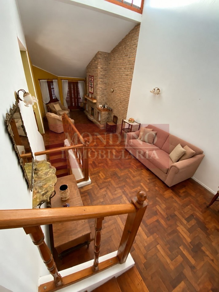 Casa de Categoria en pleno centro Laborde con departamento y consultorio