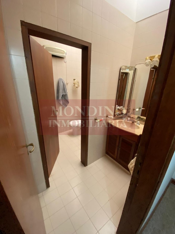 Casa de Categoria en pleno centro Laborde con departamento y consultorio
