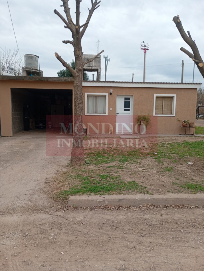 Casa con departamento en esquina: Amplitud y excelente ubicacion en Monte Maiz