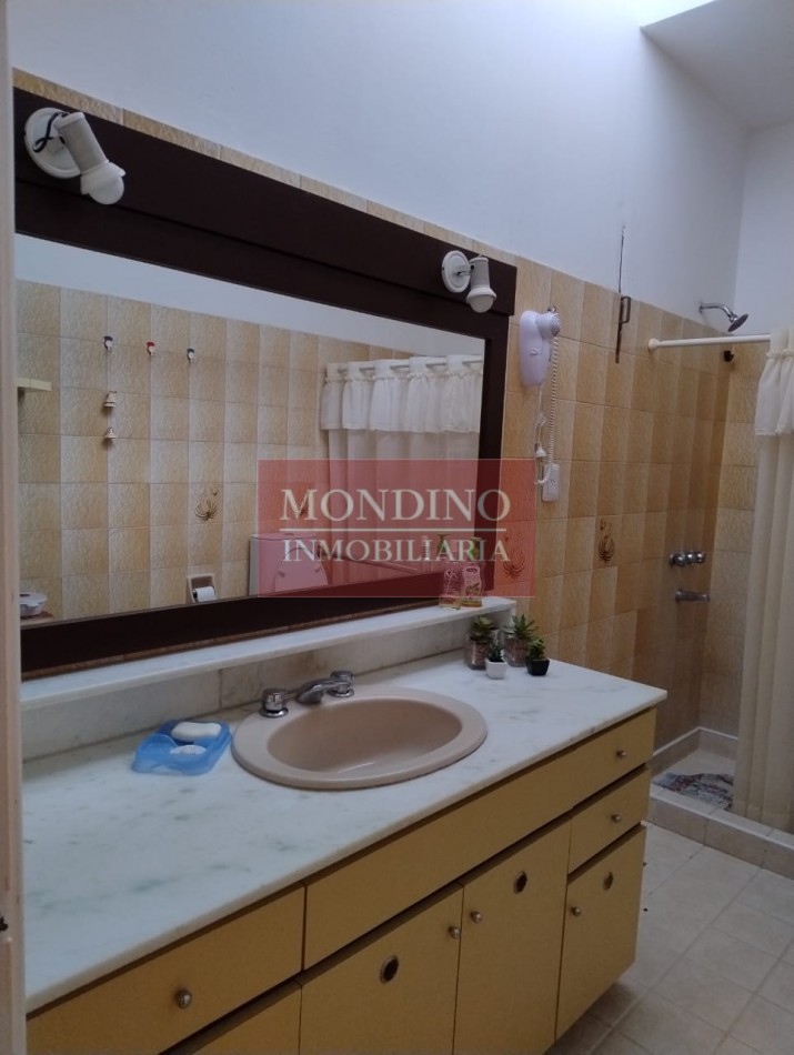 IMPORTANTE INMUEBLE VENTA CENTRO MONTE MAIZ.-