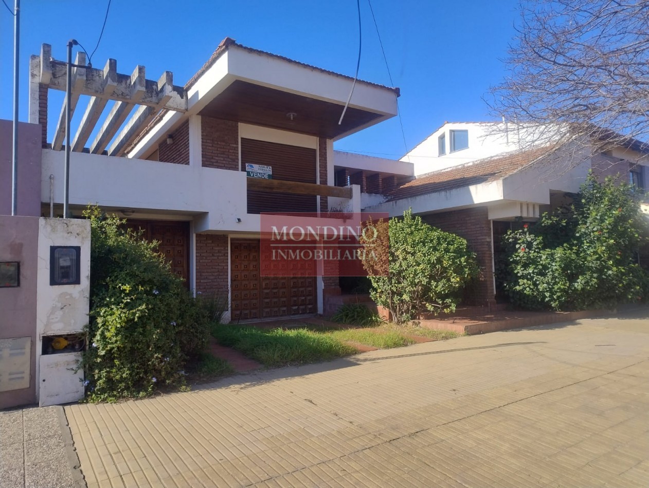 VENTA CASA CATEGORIA MONTE MAIZ - CENTRO - CON ESP. P/CONSULTORIO