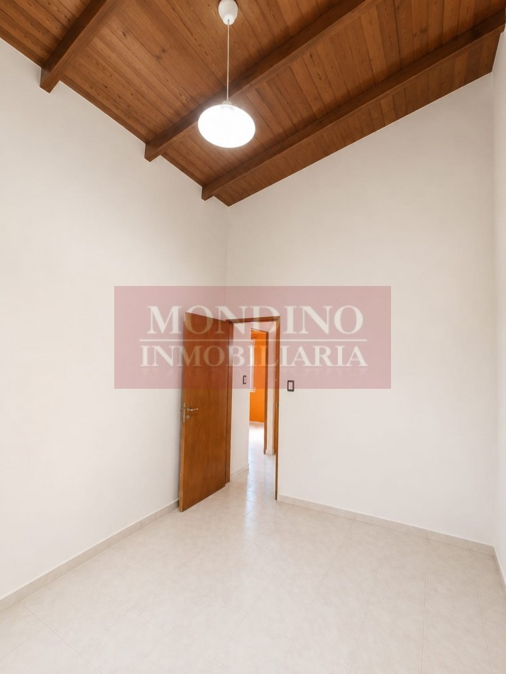 ALQUILO MONTE MAIZ - CASA DOS DORMITORIOS - COCHERA - PATIO - ASADOR.-