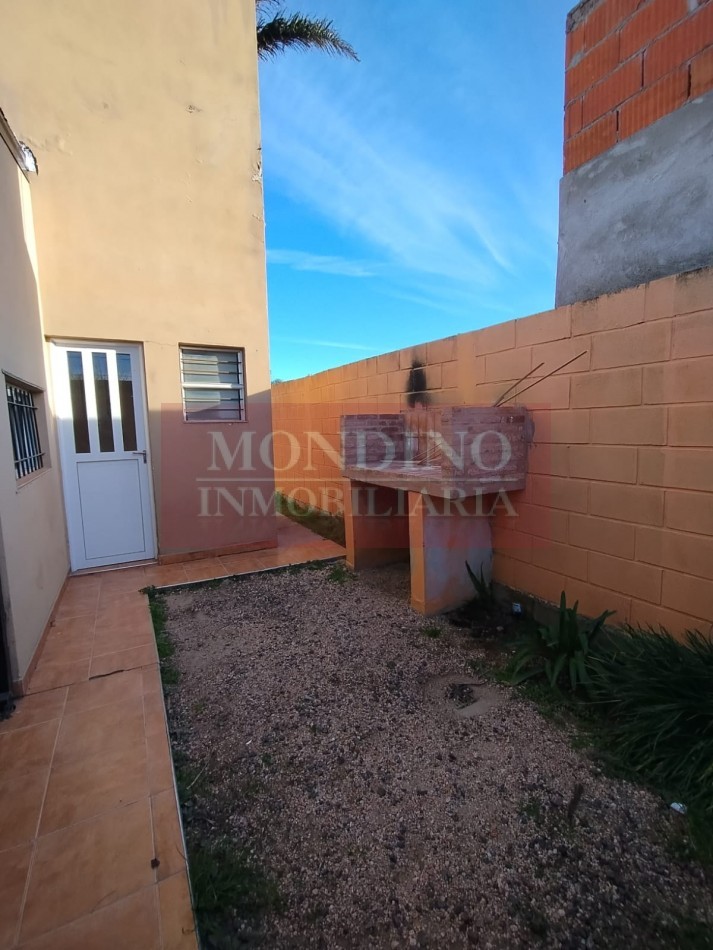 ALQUILO MONTE MAIZ - CASA DOS DORMITORIOS - COCHERA - PATIO - ASADOR.-