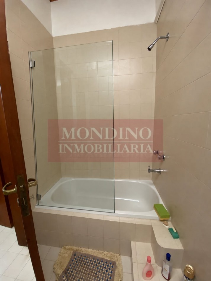 Casa de Categoria en pleno centro Laborde con departamento y consultorio