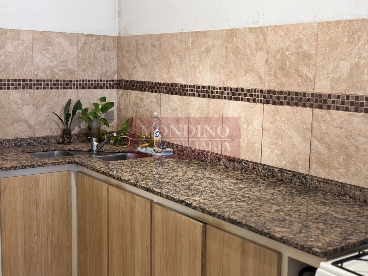 Casa con departamento en esquina: Amplitud y excelente ubicacion en Monte Maiz