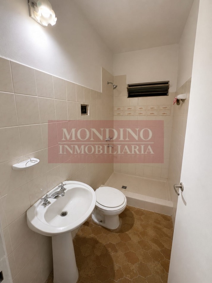 ALQUILO CASA TRES DORMITORIOS - DOS BAÑOS - MONTE MAIZ