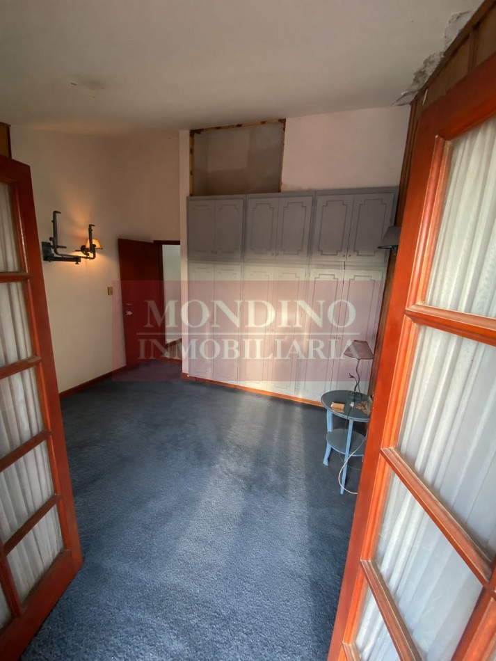 Casa de Categoria en pleno centro Laborde con departamento y consultorio