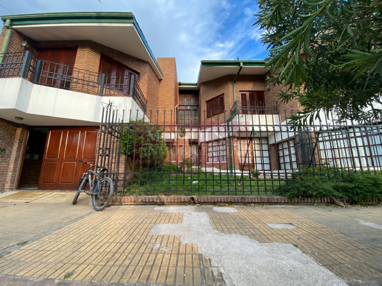 Casa de Categoria en pleno centro Laborde con departamento y consultorio