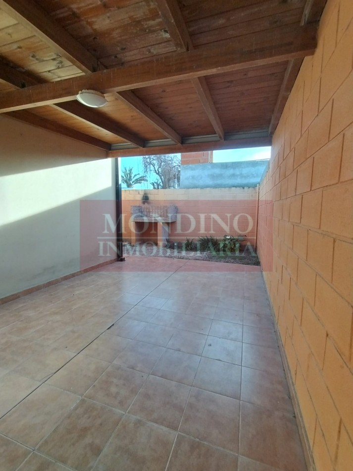 ALQUILO MONTE MAIZ - CASA DOS DORMITORIOS - COCHERA - PATIO - ASADOR.-