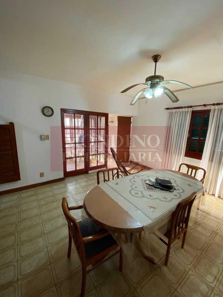 Casa de Categoria en pleno centro Laborde con departamento y consultorio