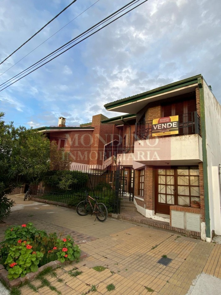Casa de Categoria en pleno centro Laborde con departamento y consultorio
