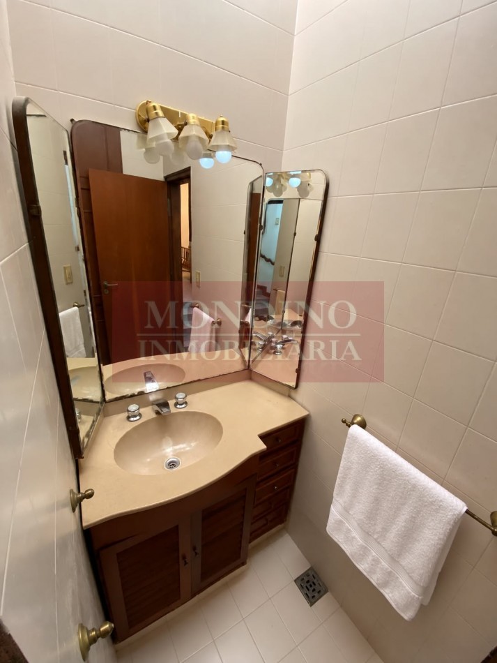 Casa de Categoria en pleno centro Laborde con departamento y consultorio