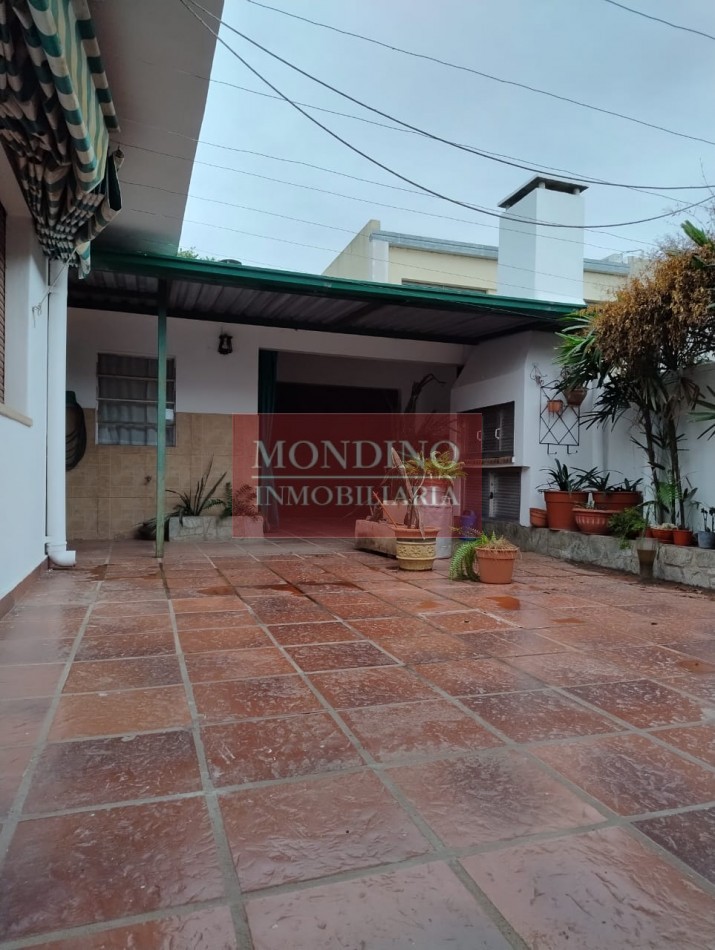 IMPORTANTE INMUEBLE VENTA CENTRO MONTE MAIZ.-