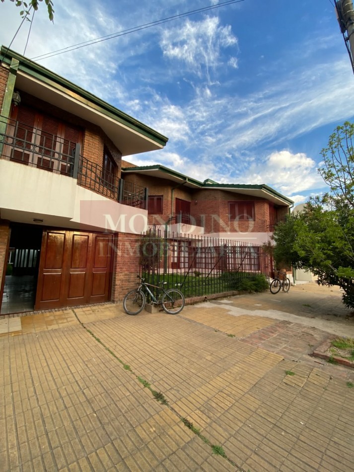 Casa de Categoria en pleno centro Laborde con departamento y consultorio