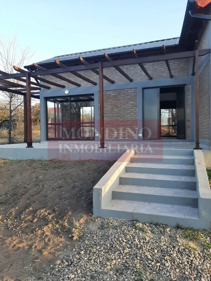 Casa de 2 dormitorios con amplio terreno en barrio Santa Monica, Santa Rosa de Calamuchita.-