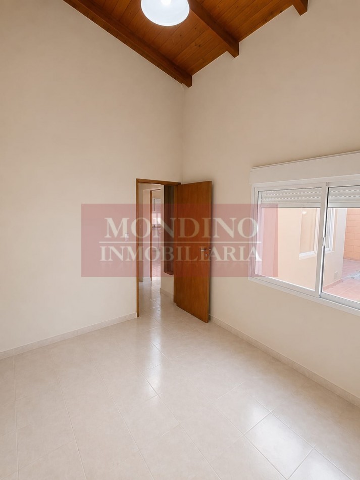 ALQUILO MONTE MAIZ - CASA DOS DORMITORIOS - COCHERA - PATIO - ASADOR.-