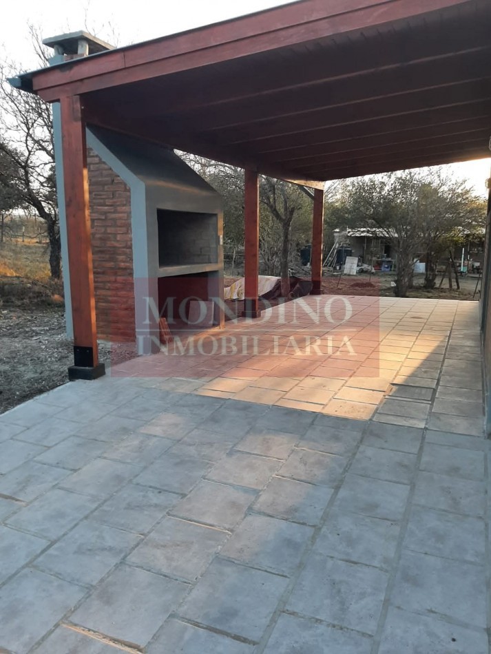 Casa de 2 dormitorios con amplio terreno en barrio Santa Monica, Santa Rosa de Calamuchita.-