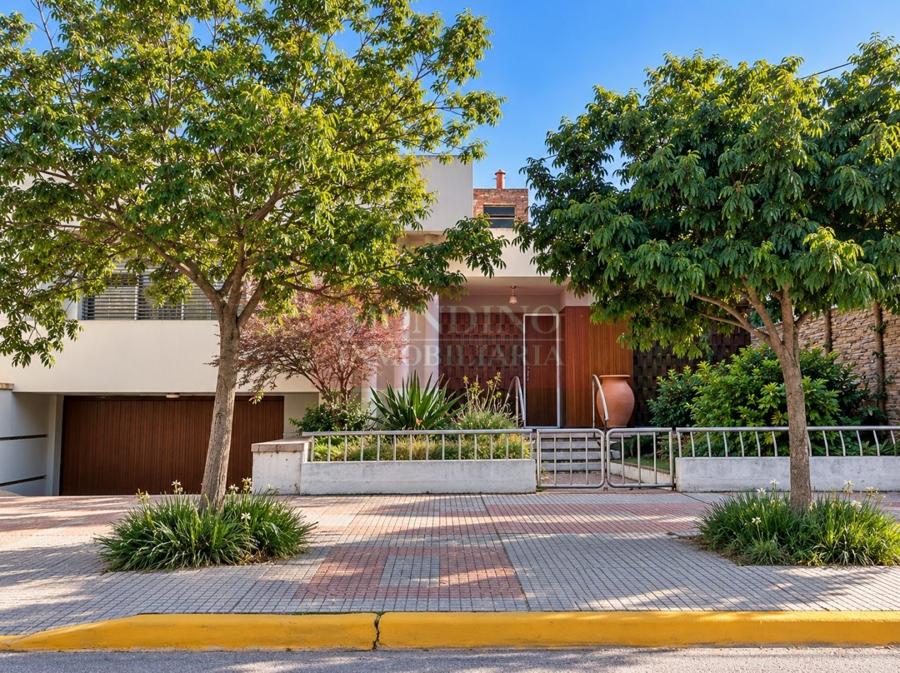 Casa en venta frente a la plaza de W. Escalante | 3 dormitorios y ubicacion privilegiada