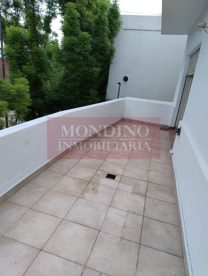 PH independiente de 2 dormitorios con terraza y balcon.-