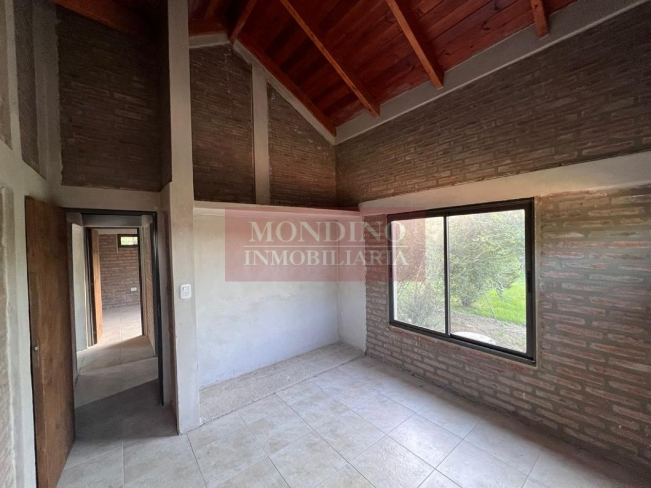 Casa de 2 dormitorios con amplio terreno en barrio Santa Monica, Santa Rosa de Calamuchita.-