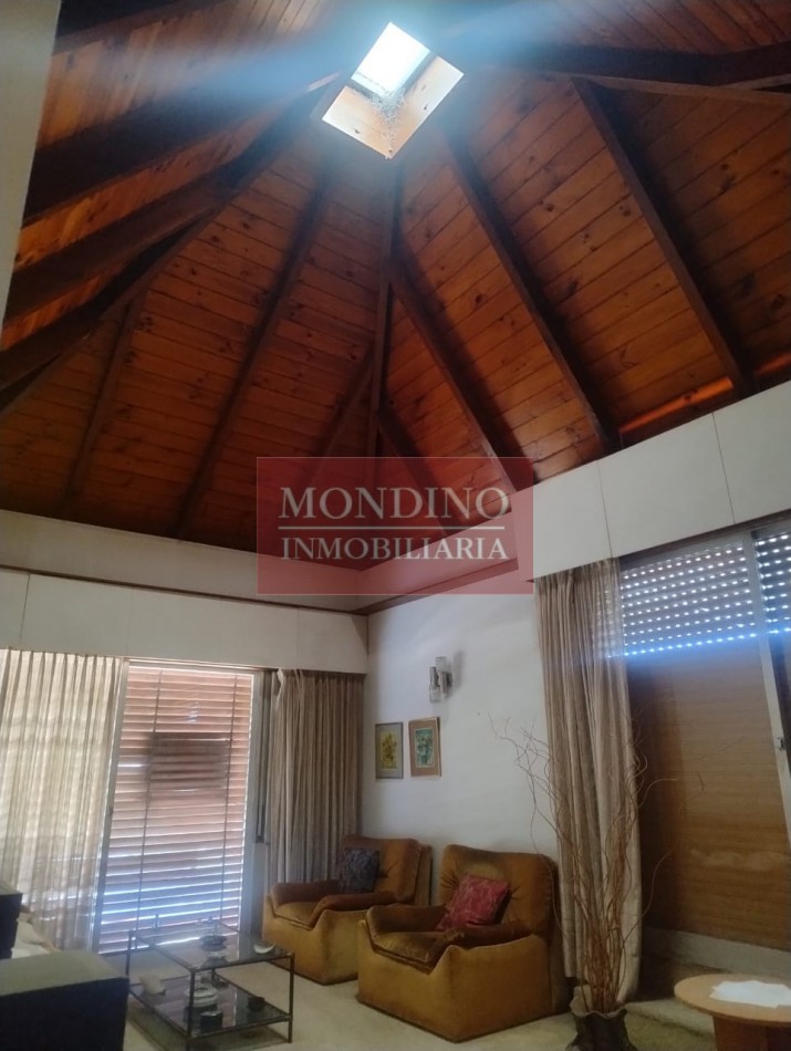 VENTA CASA CATEGORIA MONTE MAIZ - CENTRO - CON ESP. P/CONSULTORIO
