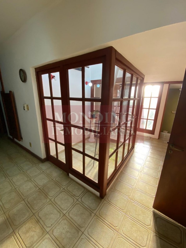 Casa de Categoria en pleno centro Laborde con departamento y consultorio