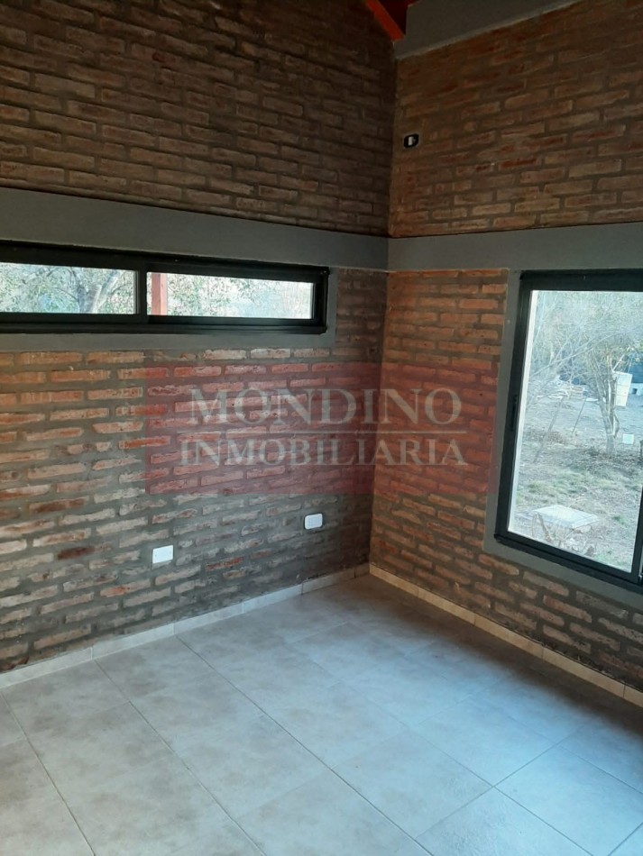 Casa de 2 dormitorios con amplio terreno en barrio Santa Monica, Santa Rosa de Calamuchita.-