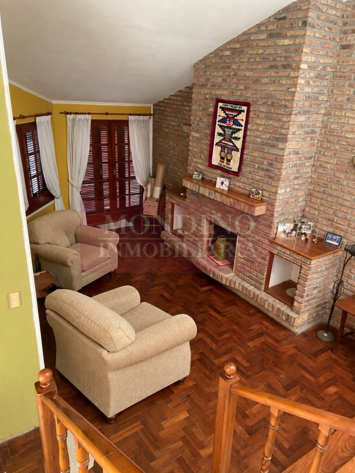 Casa de Categoria en pleno centro Laborde con departamento y consultorio