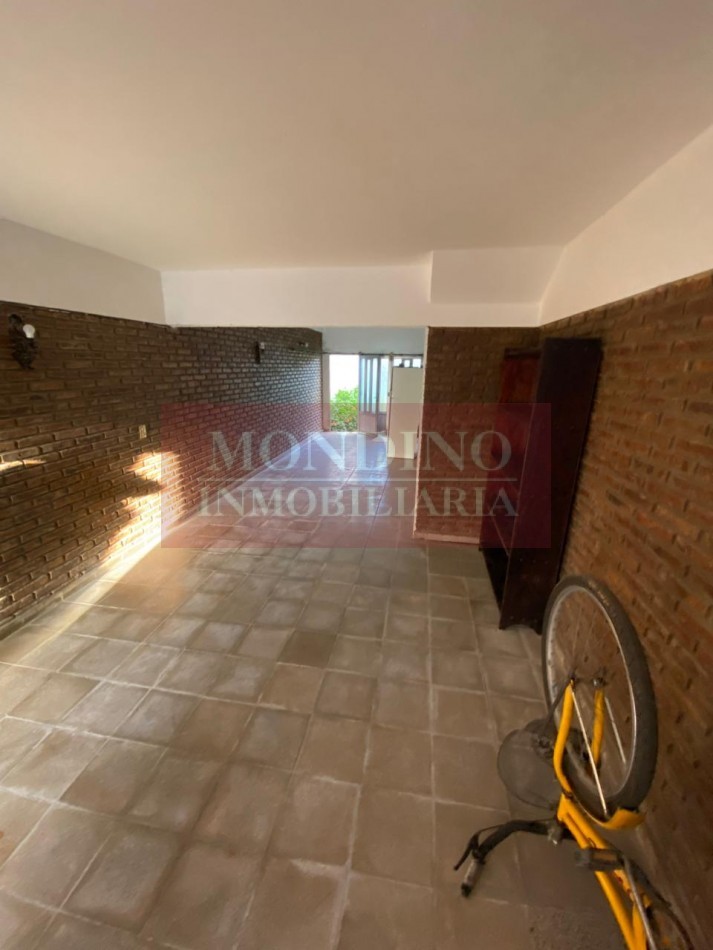 Casa de Categoria en pleno centro Laborde con departamento y consultorio