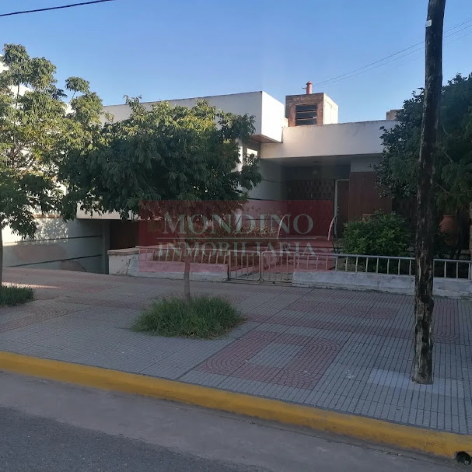 Casa en venta frente a la plaza de W. Escalante | 3 dormitorios y ubicacion privilegiada