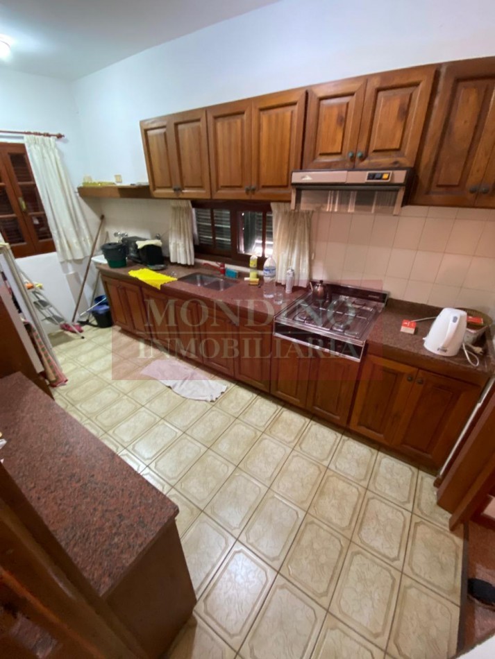 Casa de Categoria en pleno centro Laborde con departamento y consultorio