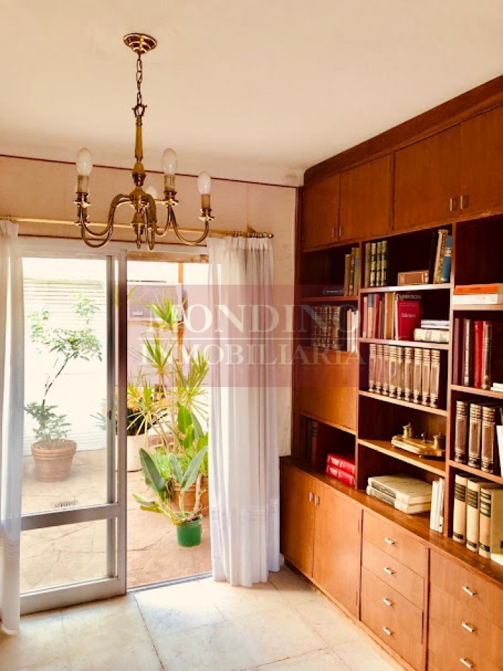 Casa en venta frente a la plaza de W. Escalante | 3 dormitorios y ubicacion privilegiada