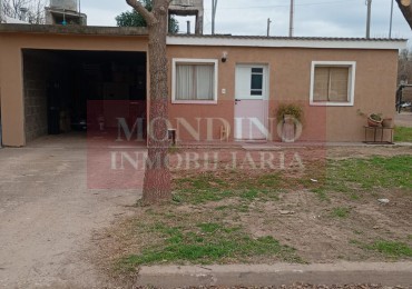 Casa con departamento en esquina: Amplitud y excelente ubicacion en Monte Maiz