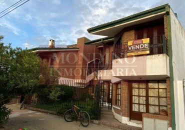Casa de Categoria en pleno centro Laborde con departamento y consultorio
