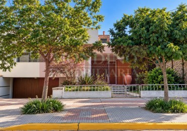 Casa en venta frente a la plaza de W. Escalante | 3 dormitorios y ubicacion privilegiada