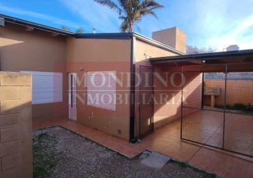 ALQUILO MONTE MAIZ - CASA DOS DORMITORIOS - COCHERA - PATIO - ASADOR.-
